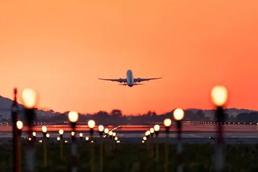 Companhias aéreas cancelam voos para Argentina em dia de greve; saiba o que fazer