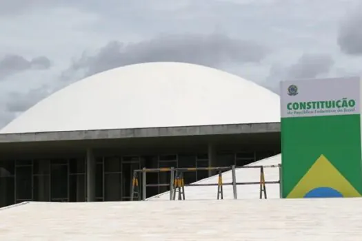 Réplica da Constituição Brasileira é instalada em frente ao Congresso Nacional