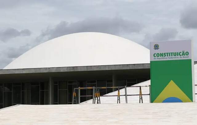 Réplica da Constituição Brasileira é instalada em frente ao Congresso Nacional
