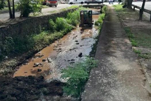 Prefeitura de Mauá faz a limpeza do Córrego Corumbé