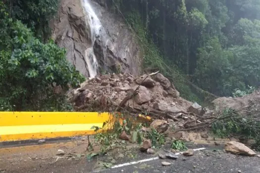 Mogi-Bertioga é interditada após deslizamento de barreira e pedra