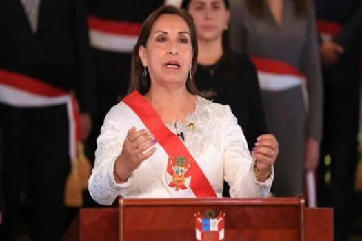 Presidente do Peru é agredida e tem cabelos puxados durante evento