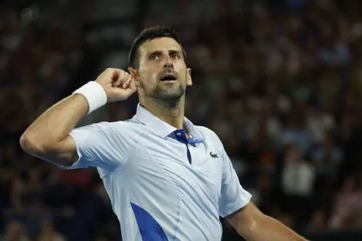 Djokovic atropela Mannarino com duplo 6/0 e encara Fritz nas quartas do Australian Open