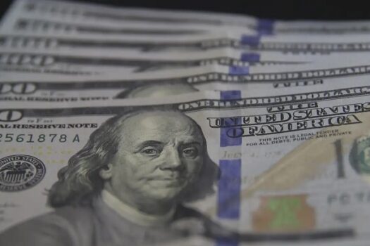 Dólar abre em queda nesta sexta-feira (26) sob expectativa de dados da inflação nos EUA