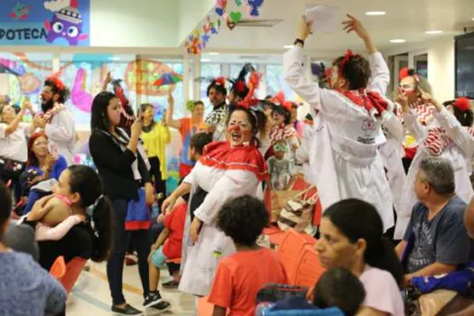 Doutores da Alegria levam Bloco do Riso Frouxo a hospitais de SP