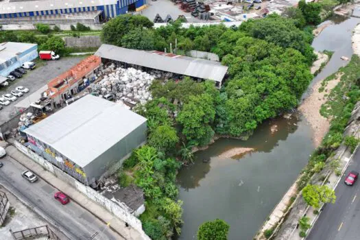 Santo André interdita comércio de sucata por lançamento irregular de esgoto em córrego