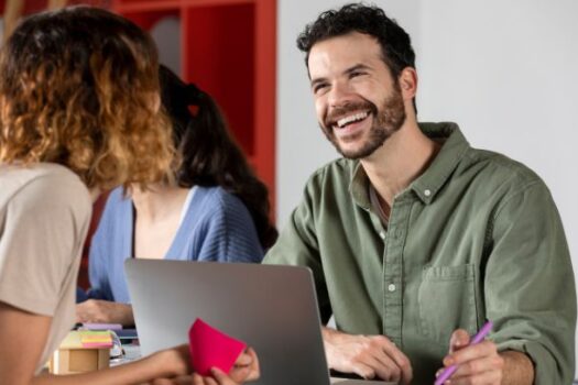 Ser feliz no trabalho é essencial 