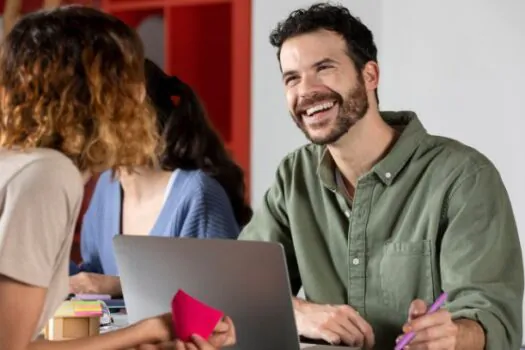 Pesquisa investiga felicidade no ambiente de trabalho