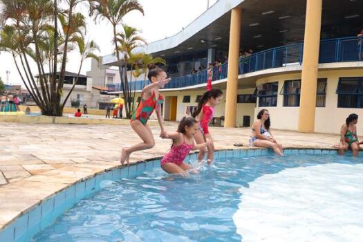 Em Diadema, calorão é um convite ao ‘Férias na Piscina’