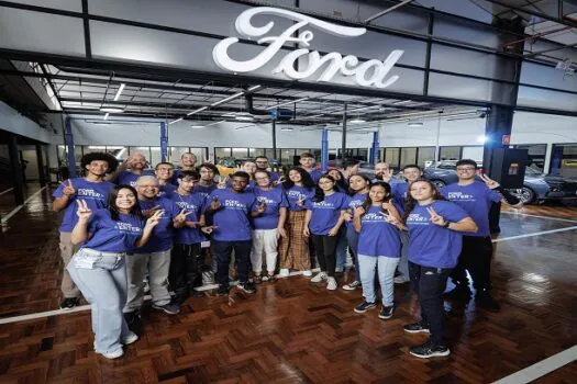 Ford inicia terceira turma do programa de capacitação profissional em tecnologia