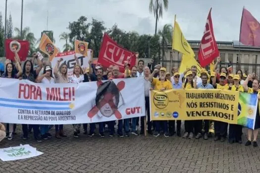 Manifestantes vão a embaixadas da Argentina para apoiar greve contra Milei