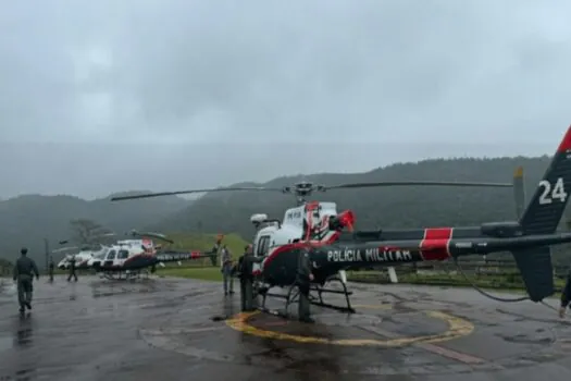 Bombeiros e Polícia Militar retiram corpos de vítimas de acidente de helicóptero