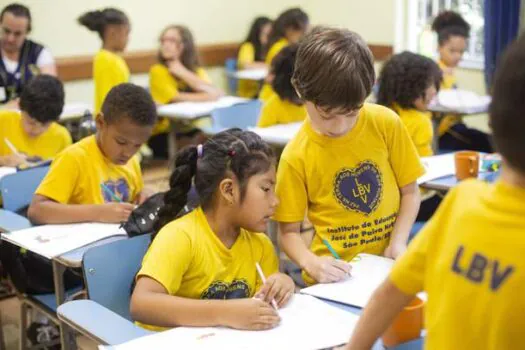 Alunos recebem kits de materiais escolares e de uniformes em São Paulo