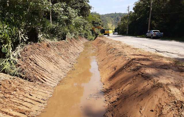 Ribeirão Pires finaliza limpeza de córrego na Avenida Santa Clara