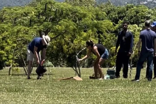 Lula e Janja plantam mudas de sumaúma no Palácio da Alvorada