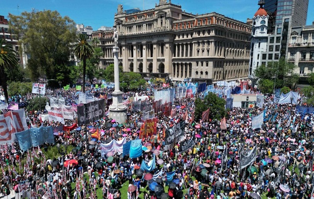A pátria não se vende, grita multidão contra reformas de Javier Milei na Argentina