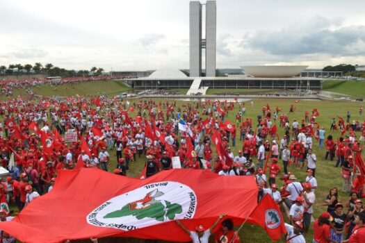 Projeto que mira MST e veta benefícios do governo a invasores de propriedade avança na Câmara