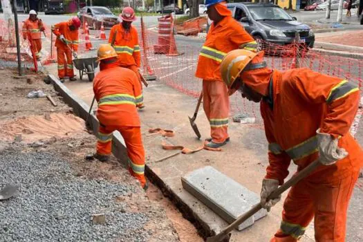 Prefeitura reforma o calçamento do entorno das obras do novo Terminal do Jardim Itapeva