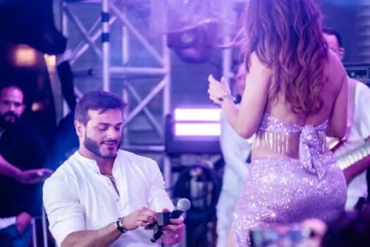 Carla Prata é pedida em casamento no show do Leo Santana em alto mar