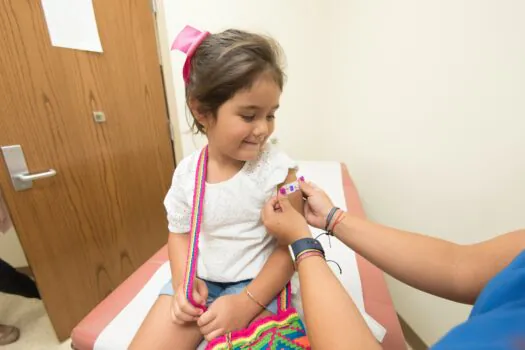 Crianças e adolescentes serão vacinados contra a dengue em escolas de SP