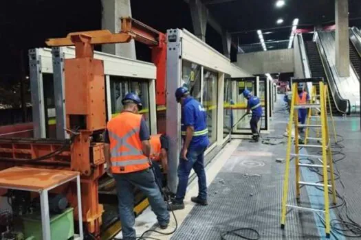 Obras para instalação de portas de plataforma na estação Patriarca-Vila Ré continuam neste domingo