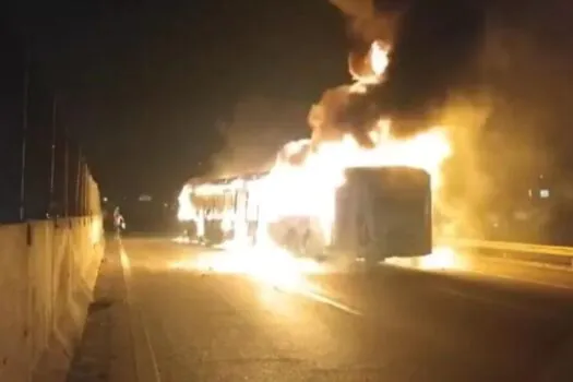 Manifestantes incendiam ônibus na rodovia Anhanguera