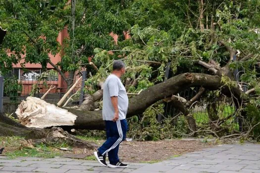 241 mil imóveis do RS ainda estão sem energia após temporal de terça (16)