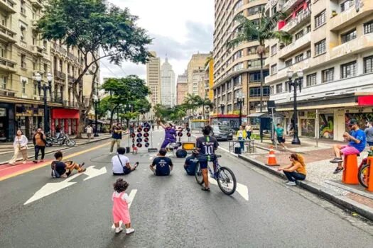 Sem carros, Avenida São João é ocupada por famílias