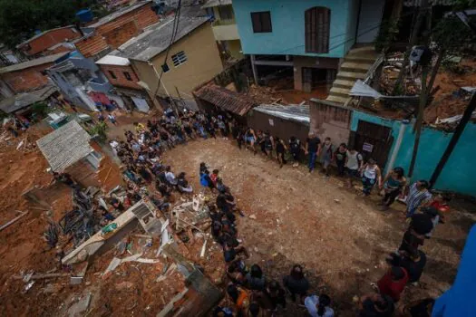 Prefeitura de São Sebastião promove show para marcar 1º ano da tragédia que deixou 64 mortos e é criticada