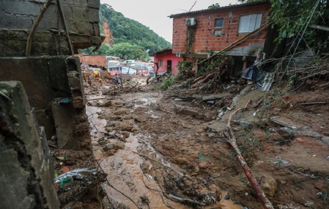 Chuva fecha estradas, alaga bairros e sirenes são acionadas no litoral de SP