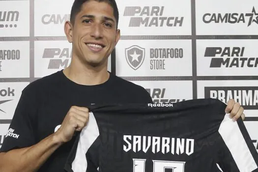 Savarino assume a camisa 10, é relacionado para o Carioca e fala em títulos no Botafogo