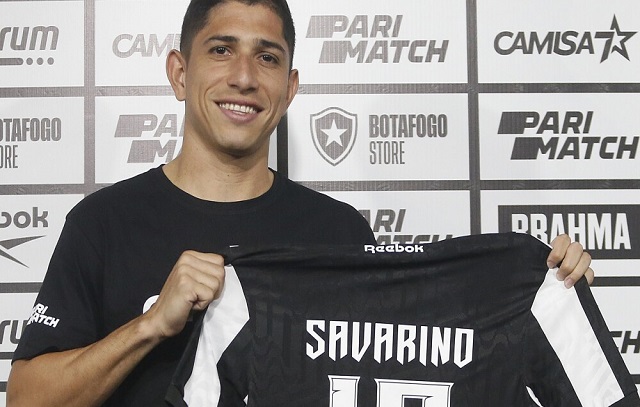 Savarino assume a camisa 10, é relacionado para o Carioca e fala em títulos no Botafogo