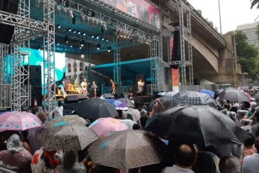 Com chuva e frio, público curte shows do aniversário de São Paulo