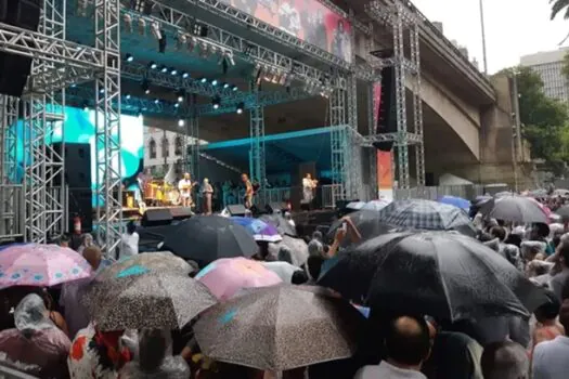 Com chuva e frio, público curte shows do aniversário de São Paulo