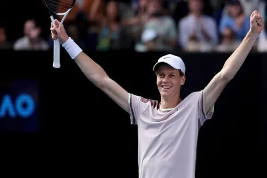 Sinner vira duelo eletrizante com Medvedev e vence o seu 1º Grand Slam com Aberto da Austrália