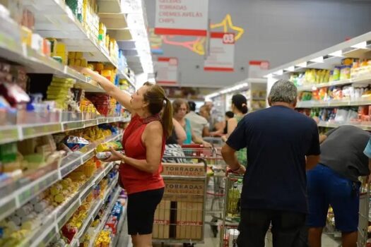 Com luz e alimentos mais baratos, Brasil registra inflação negativa em agosto