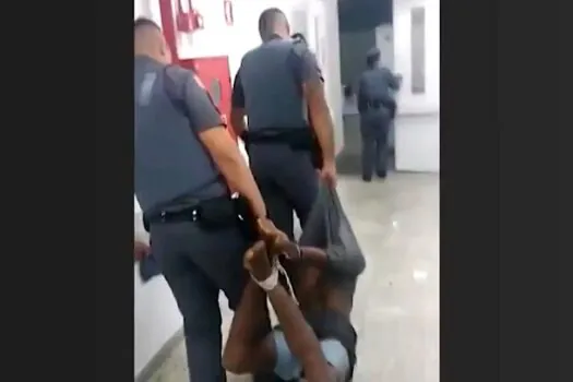 Rapaz amarrado com cordas por policiais pede indenização por tortura