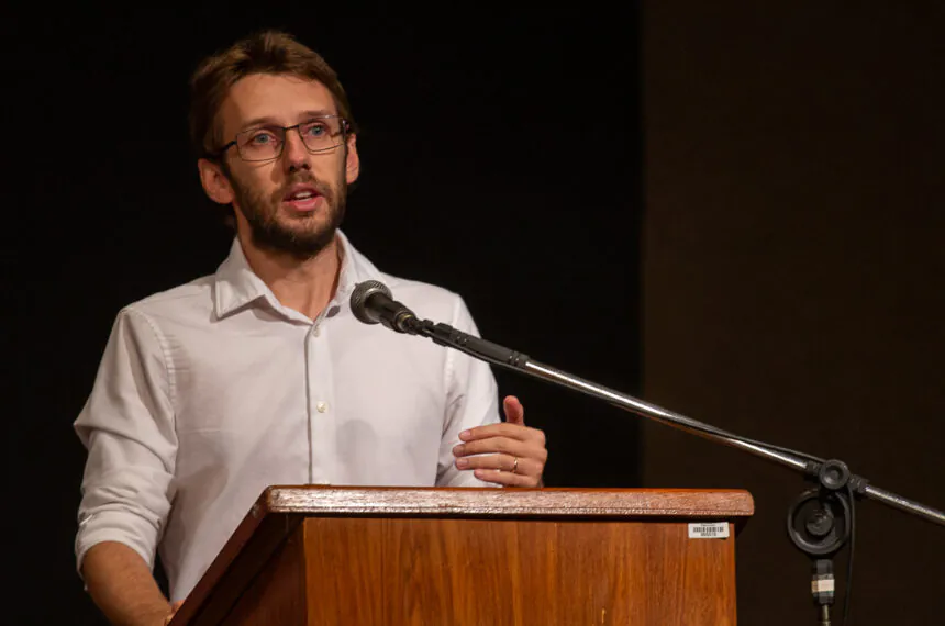 Renan Cavalheiro da Costa, engenheiro da Geotec, apresentou o EIA-RIMA da Linha 20 - Rosa