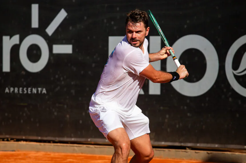 Stan Wawrinka prepara um backhand — batida do tênis em que as costas da mão dominante estão voltadas para frente