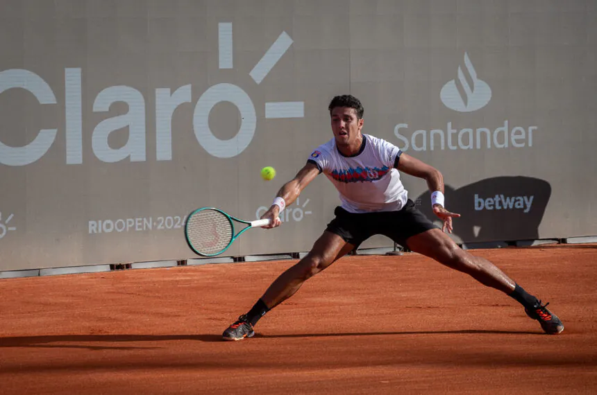 Mateus Alves estreiou oficialmente o saibro da quadra central do Rio Open, jogando a primeira partida do torneio nela