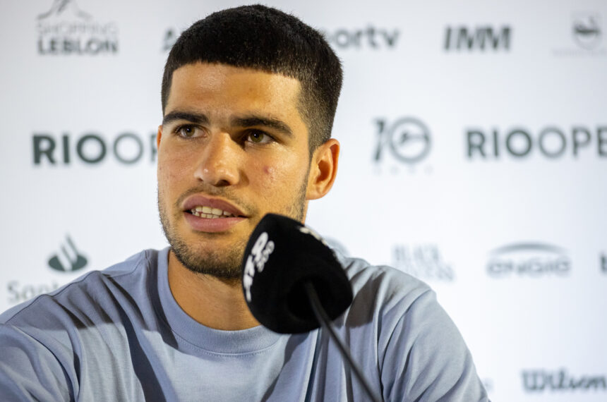 Alcaraz em coletiva de imprensa no Rio Open nesta segunda-feira (19)