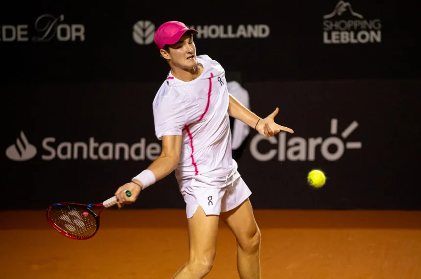 João Fonseca não manteve o embalo da boa semana no Rio e perdeu na primeira rodada do ATP Santiago