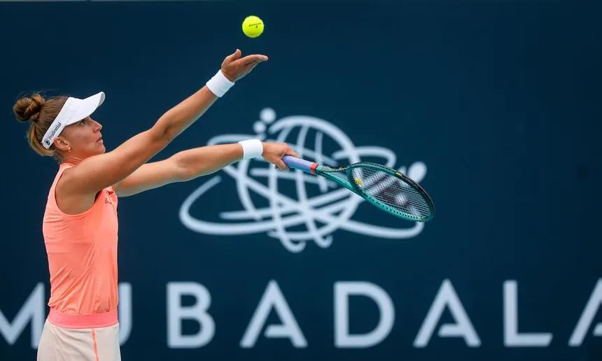 Bia Haddad sacando em partida do WTA 500 de Abu Dhabi