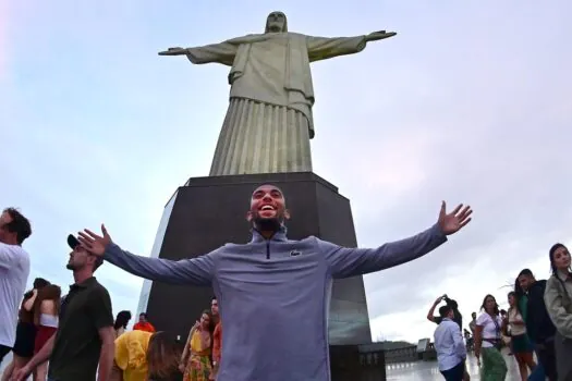 Arthur Fils visita o Cristo Redentor empolgado para estrear no Rio Open