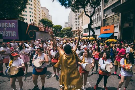 Bloco Calor da Rua desfila pelas ruas do centro de SP no domingo (18)