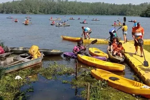 Day Park oferece passeio de caiaques e brinquedos infláveis para os visitantes do Parque Oriental