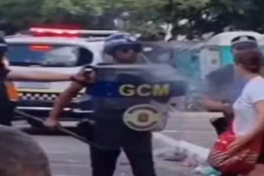 GCM usa bomba de gás e spray de pimenta para dispersar bloco na Barra Funda