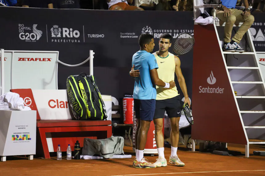 Thiago Monteiro cumprimenta Carlos Alcaraz após sua partida acabar mais cedo