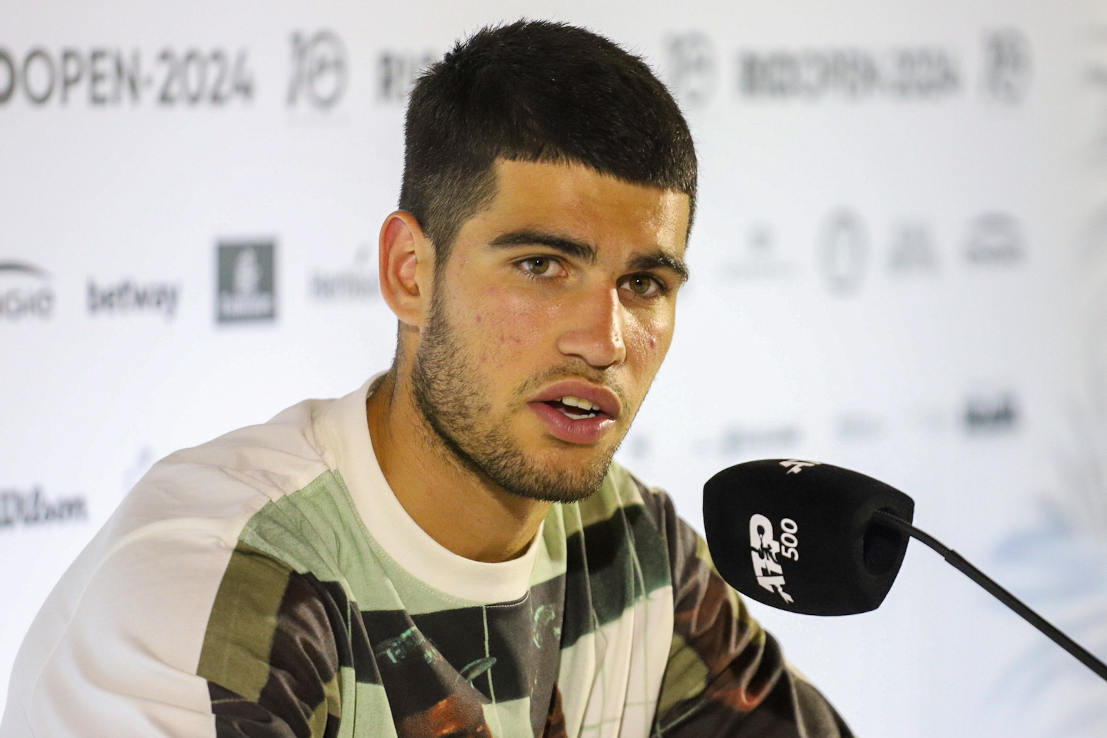 Carlos Alcaraz em coletiva de imprensa no Rio Open 2024