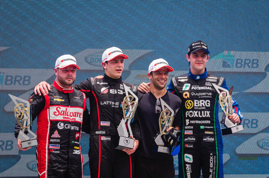 Enzo Bedani no topo do pódio em Interlagos. O piloto tornou-se o mais jovem a vencer na Stock Series, com 15 anos